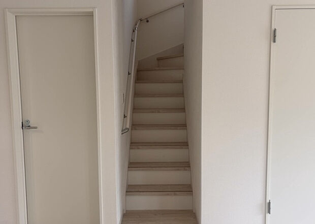 【内装】建物の上下階の通路である階段は、その位置によって動線や室内の印象が大きく左右されます。手摺にも重要な役割があり、転倒の防止・歩行や動作を円滑にして日常生活を支えることを主な目的として設置されています。