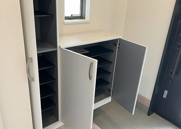 【玄関収納】玄関収納は、靴や傘、コートなどをスッキリと収納できるだけでなく、来客時に見せる顔となるため、家の顔とも言えます。収納量だけでなく、デザイン性も重視したいところです。ミラー付きの収納であれば、外出前の身だしなみチェックにも便利です。