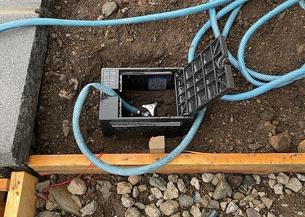 【外水栓】外水栓は、庭の水やりや洗車など、様々な用途に使える便利な設備です。ホースがしっかりと接続できるもの、水圧が安定しているものなど、使い勝手の良いものを選びましょう。また、凍結防止機能が付いているものなら、冬場でも安心して使用できます。