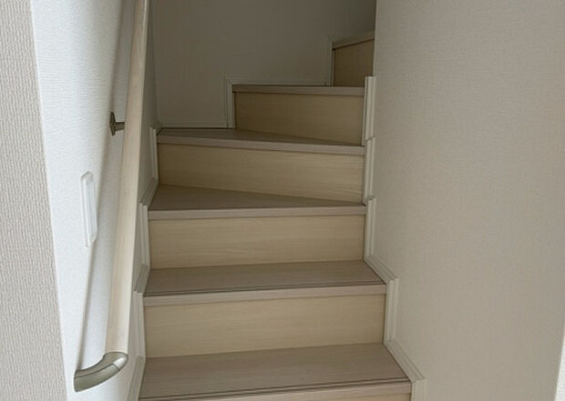 【内装】建物の上下階の通路である階段は、その位置によって動線や室内の印象が大きく左右されます。手摺にも重要な役割があり、転倒の防止・歩行や動作を円滑にして日常生活を支えることを主な目的として設置されています。