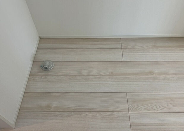 【ランドリースペース】ランドリースペースも気になります。洗濯機置場があり「洗う、干す、取り込む、アイロンがけ、たたむ」など、洗濯に関する家事をするための空間です。広さや収納など付帯設備も含めて、詳細は現地でご確認ください。