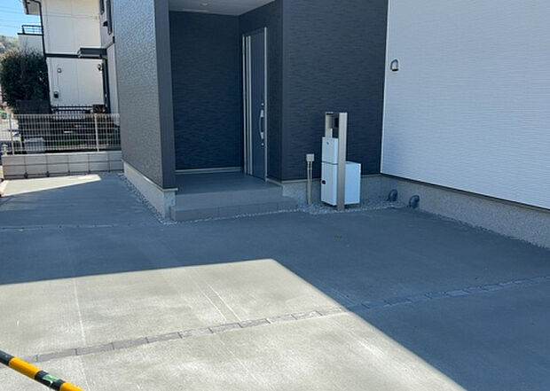 【駐車場】駐車場と明記されていても、最小スペースでつくられた駐車場だと大型車は駐車できなかったり、出入りしにくくなったりする可能性があります。お車のサイズと購入したい物件の駐車場のサイズを現地で確認しましょう。