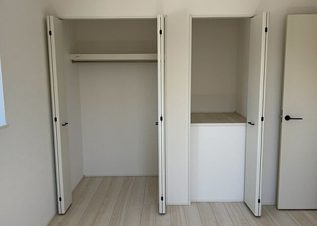 【ウォークインクローゼット】ウォークインクローゼットがあれば、クローゼット内でコーディネートが完成できますし、季節の変わり目に行う衣替えの手間も省けます。また、スーツケースなど大きいものもしまうことができ使い勝手がよいです。