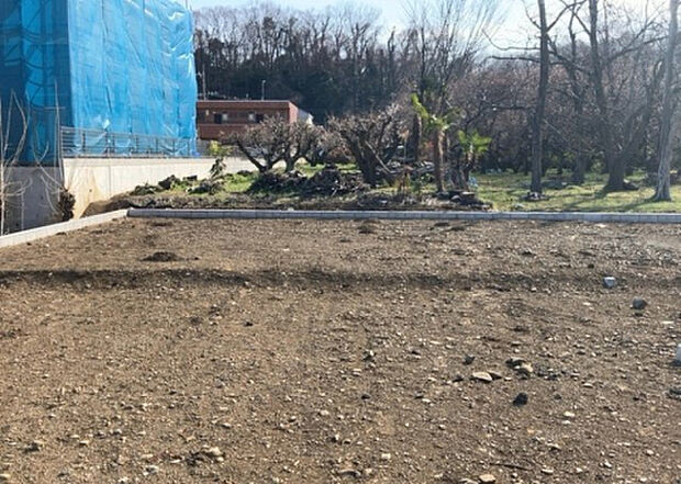 【外観_3】現地に行くなら、物件の周囲の地形がどうなっているかを見ることも大切です。周辺より低くなっている土地では、大雨などで水が集まりやすいため、地盤が弱くなっているということも考えられるため、注意が必要です。