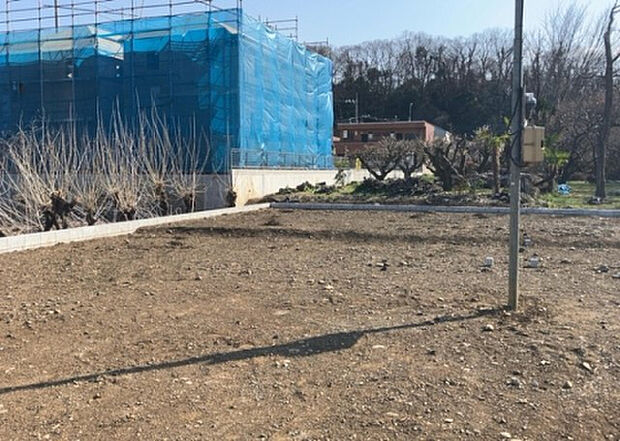 【構造・工法・仕様_2】ベタ基礎とは、柱の位置に関係なく全体に基礎がある事を指し、面積が大きい分建物の重さを全体に分散できます。また、地面からの湿気や害虫を遮断でき、木造住宅で心配されるシロアリ被害を防ぐ効果も期待できます。