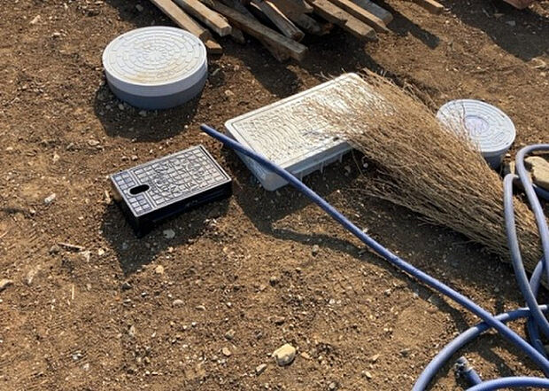 【その他設備】敷地内には、散水栓や立水栓があります。水道水を直接利用できるため、水を運ぶ手間を省くことが出来ます。大量の水を必要とする洗車作業や清掃などに役立ちます。その他設備とあわせて、現地でご確認ください。