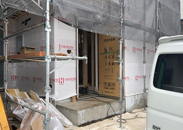 【玄関】玄関は家の顔でもあり、家族以外の目にも止まる場所です。玄関は外との間を仕切る扉、靴などをしまっておく収納スペース、靴脱ぎのたたきスペース、来客とのやり取りをするドアホンなど複数のアイテムからなります。