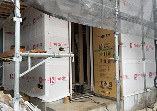 【玄関_2】玄関は、狭すぎると複数人で使いにくく、広すぎても無駄な空間になりがちです。最低2畳を目安にして、家の広さとの兼ね合いや家族の人数を考慮して決めるとよいでしょう。現地を見学して快適な玄関を選びましょう！