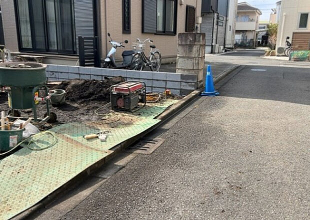 【外観_3】現地に行くなら、物件の周囲の地形がどうなっているかを見ることも大切です。周辺より低くなっている土地では、大雨などで水が集まりやすいため、地盤が弱くなっているということも考えられるため、注意が必要です。