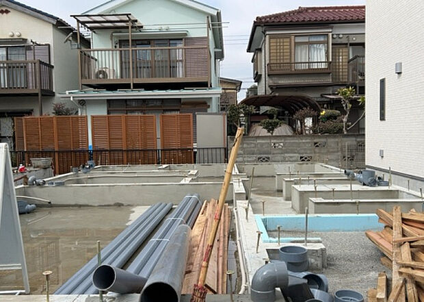 【外観_3】現地に行くなら、物件の周囲の地形がどうなっているかを見ることも大切です。周辺より低くなっている土地では、大雨などで水が集まりやすいため、地盤が弱くなっているということも考えられるため、注意が必要です。