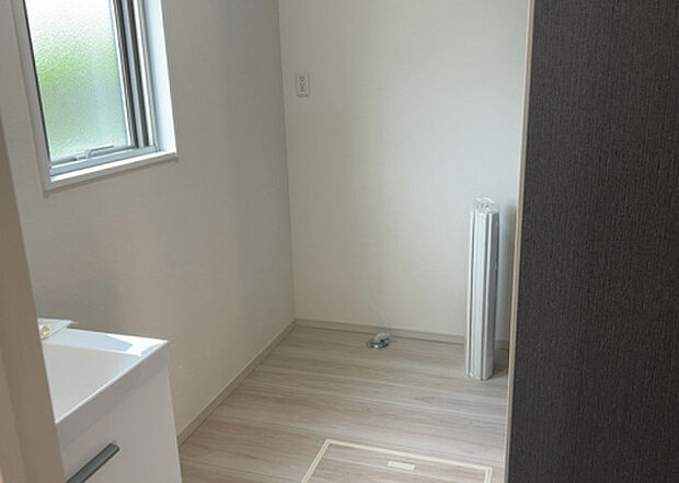 【脱衣場】多くの戸建て住宅で見かける洗面脱衣所は、洗面台と洗濯機が2畳ほどのスペースに並べられていて、洗面所が脱衣所を兼ね備えている間取りが一般的です。お客様が利用することもある、パブリックな空間でもあります。