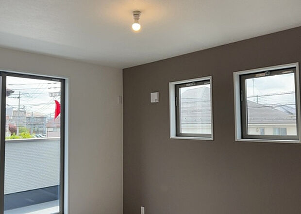 【洋室】洋室のメリットは重い家具が置きやすく、身の回りが整理しやすいことです。 床がフローリングのため畳とは異なり凹みにくいです。 クローゼットなど収納が豊富で、普段使わない旅行カバンや服の整頓も簡単にです。