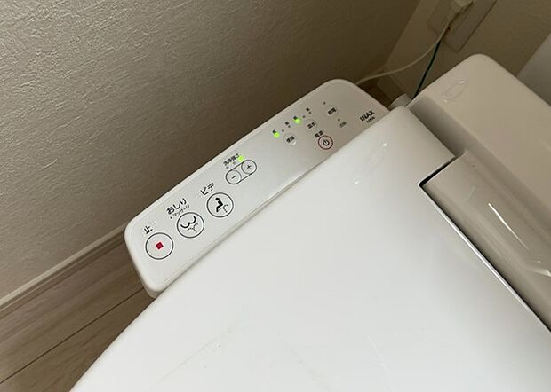 【ウォシュレット(リモコン)】ウォシュレットは、衛生面だけでなく、快適性も向上させる便利な設備です。洗浄機能の種類や水温調節機能など、様々な機能が付いたものが多くあります。リモコンも、操作が簡単で、使いやすいものを選びましょう。