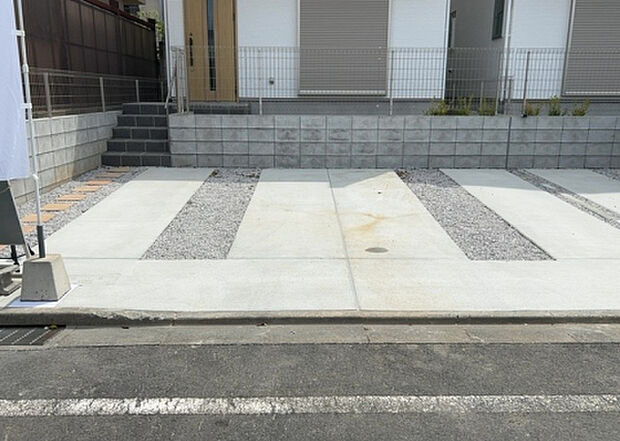 【駐車場】駐車場と明記されていても、最小スペースでつくられた駐車場だと大型車は駐車できなかったり、出入りしにくくなったりする可能性があります。お車のサイズと購入したい物件の駐車場のサイズを現地で確認しましょう。