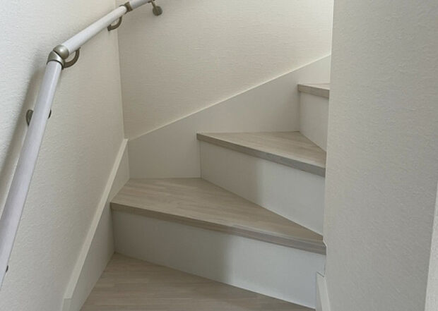 【内装】建物の上下階の通路である階段は、その位置によって動線や室内の印象が大きく左右されます。手摺にも重要な役割があり、転倒の防止・歩行や動作を円滑にして日常生活を支えることを主な目的として設置されています。