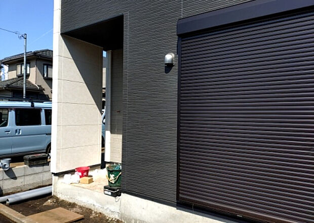 【玄関】玄関は家の顔でもあり、家族以外の目にも止まる場所です。玄関は外との間を仕切る扉、靴などをしまっておく収納スペース、靴脱ぎのたたきスペース、来客とのやり取りをするドアホンなど複数のアイテムからなります。