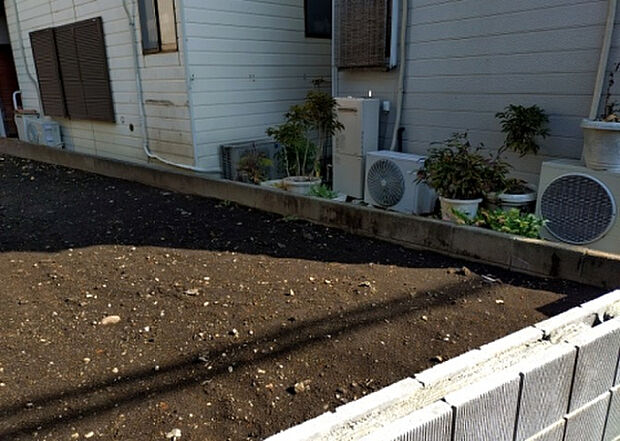 【庭_2】庭のある家に住むことのメリットとして、子どもたちの遊び場を確保できること、ガーデニングや家庭菜園を楽しめること、明るさを確保できることがあります。また、配置を工夫することでプライバシーが確保できます。