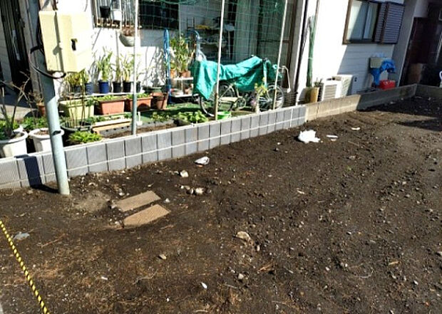 【玄関_2】玄関は、狭すぎると複数人で使いにくく、広すぎても無駄な空間になりがちです。最低2畳を目安にして、家の広さとの兼ね合いや家族の人数を考慮して決めるとよいでしょう。現地を見学して快適な玄関を選びましょう！