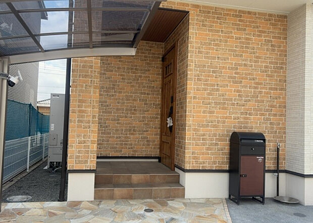 【玄関】玄関は家の顔でもあり、家族以外の目にも止まる場所です。玄関は外との間を仕切る扉、靴などをしまっておく収納スペース、靴脱ぎのたたきスペース、来客とのやり取りをするドアホンなど複数のアイテムからなります。