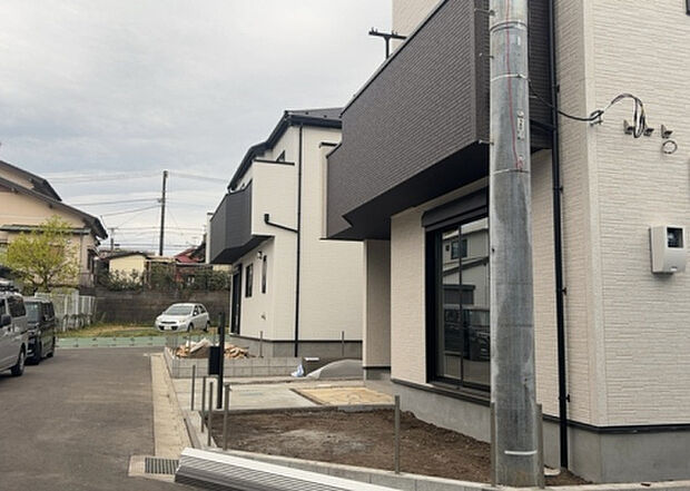 【前面道路含む現地写真_2】お持ちの車種によっては前面道路が広い方が便利でしょう。しかし、前面道路が広ければその分交通量が多くなるため、騒音などが気になる場合があります。実際に現地を見学し、周辺交通量や騒音などを確認しましょう!