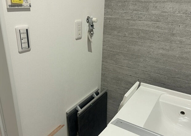 【ランドリースペース】ランドリースペースも気になります。洗濯機置場があり「洗う、干す、取り込む、アイロンがけ、たたむ」など、洗濯に関する家事をするための空間です。広さや収納など付帯設備も含めて、詳細は現地でご確認ください。