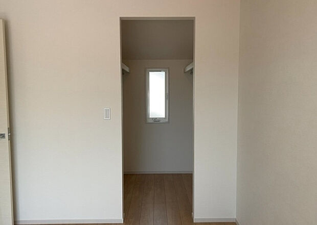 【ウォークインクローゼット】ウォークインクローゼットがあれば、クローゼット内でコーディネートが完成できますし、季節の変わり目に行う衣替えの手間も省けます。また、スーツケースなど大きいものもしまうことができ使い勝手がよいです。