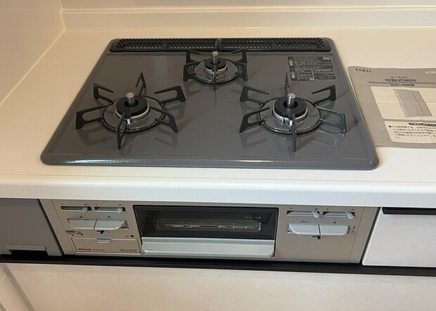 【キッチンコンロ】キッチンコンロは、料理の質を大きく左右する重要な設備です。火力調整のしやすさ、グリル機能の有無、安全装置の充実度など、選ぶポイントがたくさんあります。特に、IHクッキングヒーターは、お手入れのしやすさや安全性が高く、近年人気が高まっています。