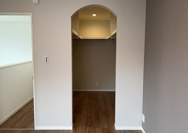 【ウォークインクローゼット】ウォークインクローゼットがあれば、クローゼット内でコーディネートが完成できますし、季節の変わり目に行う衣替えの手間も省けます。また、スーツケースなど大きいものもしまうことができ使い勝手がよいです。