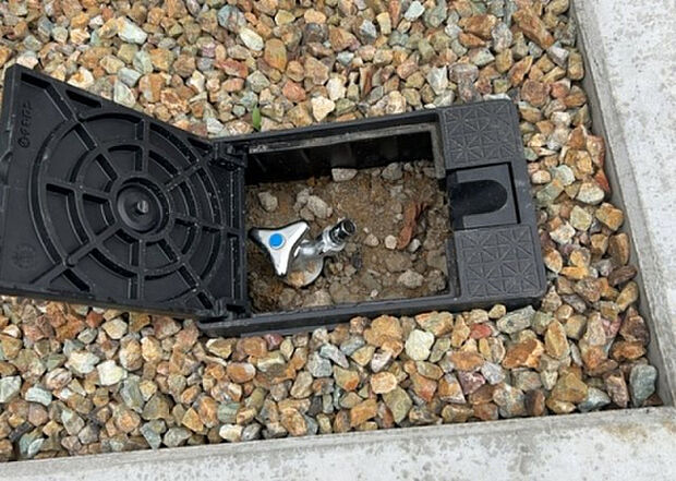 【その他設備】敷地内には、散水栓や立水栓があります。水道水を直接利用できるため、水を運ぶ手間を省くことが出来ます。大量の水を必要とする洗車作業や清掃などに役立ちます。その他設備とあわせて、現地でご確認ください。