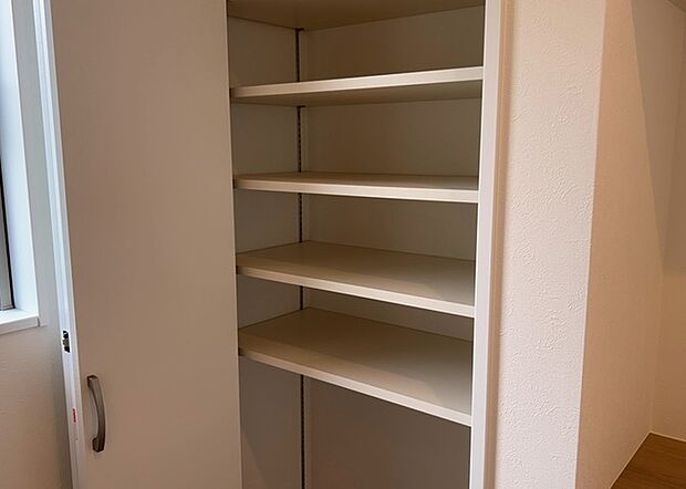 【キッチン床下収納】キッチン床下収納は、調理器具や食器などをスッキリと収納できる便利なスペースです。収納量が多いもの、引き出しがスムーズに開閉するものなど、使い勝手の良いものを選ぶことが大切です。また、湿気がこもりやすい場所なので、通気性の良いものを選ぶこともおすすめです。