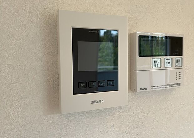 【ＴＶモニター付きインターホン】TVモニター付きインターホンは、来訪者の顔を確認できるだけでなく、音声でやり取りすることもできるため、セキュリティ面で安心できる設備です。モニター画面が大きく見やすいもの、夜間でも来訪者をしっかりと確認できるものなど、機能性を重視したいところです。