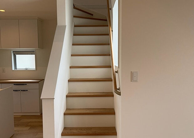 【内装】建物の上下階の通路である階段は、その位置によって動線や室内の印象が大きく左右されます。手摺にも重要な役割があり、転倒の防止・歩行や動作を円滑にして日常生活を支えることを主な目的として設置されています。