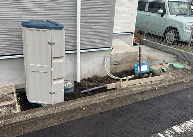 【庭】庭があることでガーデニングや家庭菜園はもちろん、こどもの遊び場やペットを放して遊ぶことができます。また、家の周囲に余裕があるということです。隣地との間があれば、十分な日当たりと、風通しが確保できます。