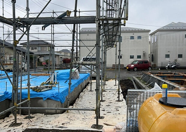 【庭_2】庭のある家に住むことのメリットとして、子どもたちの遊び場を確保できること、ガーデニングや家庭菜園を楽しめること、明るさを確保できることがあります。また、配置を工夫することでプライバシーが確保できます。