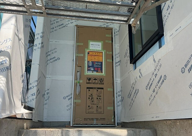 【玄関_2】玄関は、狭すぎると複数人で使いにくく、広すぎても無駄な空間になりがちです。最低2畳を目安にして、家の広さとの兼ね合いや家族の人数を考慮して決めるとよいでしょう。現地を見学して快適な玄関を選びましょう！