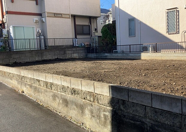 【玄関】玄関は家の顔でもあり、家族以外の目にも止まる場所です。玄関は外との間を仕切る扉、靴などをしまっておく収納スペース、靴脱ぎのたたきスペース、来客とのやり取りをするドアホンなど複数のアイテムからなります。