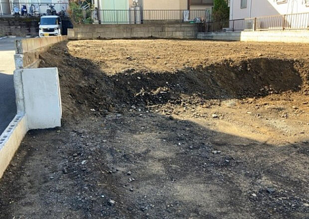 【その他設備】敷地内には、散水栓や立水栓があります。水道水を直接利用できるため、水を運ぶ手間を省くことが出来ます。大量の水を必要とする洗車作業や清掃などに役立ちます。その他設備とあわせて、現地でご確認ください。