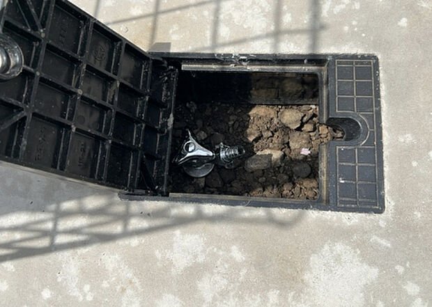 【その他設備】敷地内には、散水栓や立水栓があります。水道水を直接利用できるため、水を運ぶ手間を省くことが出来ます。大量の水を必要とする洗車作業や清掃などに役立ちます。その他設備とあわせて、現地でご確認ください。
