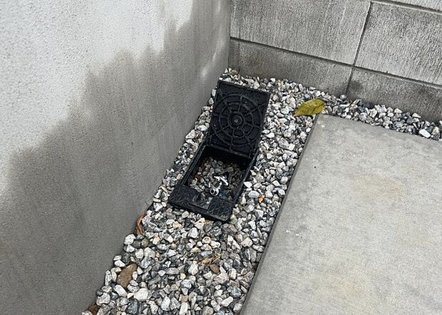 【外水栓】外水栓は、庭の水やりや洗車など、様々な用途に使える便利な設備です。ホースがしっかりと接続できるもの、水圧が安定しているものなど、使い勝手の良いものを選びましょう。また、凍結防止機能が付いているものなら、冬場でも安心して使用できます。