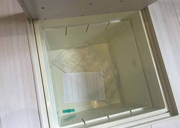 【キッチン床下収納】キッチン床下収納は、調理器具や食器などをスッキリと収納できる便利なスペースです。収納量が多いもの、引き出しがスムーズに開閉するものなど、使い勝手の良いものを選ぶことが大切です。また、湿気がこもりやすい場所なので、通気性の良いものを選ぶこともおすすめです。