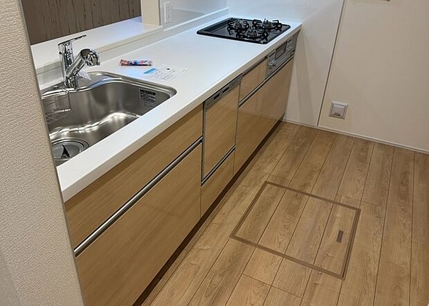 【キッチン床下収納】キッチン床下収納は、調理器具や食器などをスッキリと収納できる便利なスペースです。収納量が多いもの、引き出しがスムーズに開閉するものなど、使い勝手の良いものを選ぶことが大切です。また、湿気がこもりやすい場所なので、通気性の良いものを選ぶこともおすすめです。
