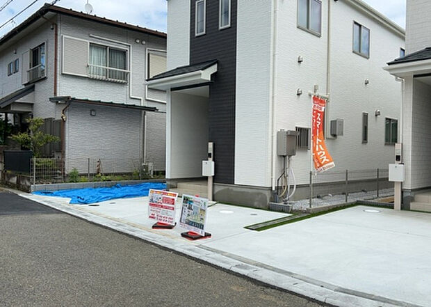 【前面道路含む現地写真_2】お持ちの車種によっては前面道路が広い方が便利でしょう。しかし、前面道路が広ければその分交通量が多くなるため、騒音などが気になる場合があります。実際に現地を見学し、周辺交通量や騒音などを確認しましょう!