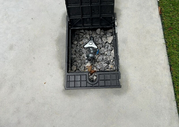 【その他設備】敷地内には、散水栓や立水栓があります。水道水を直接利用できるため、水を運ぶ手間を省くことが出来ます。大量の水を必要とする洗車作業や清掃などに役立ちます。その他設備とあわせて、現地でご確認ください。