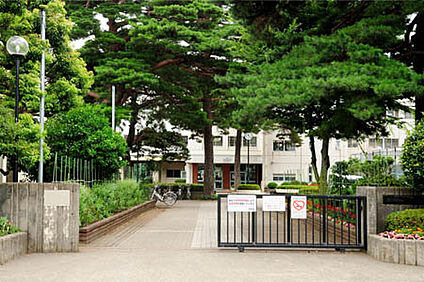 弥栄中学校 647m(徒歩9分)