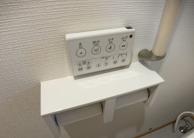 【ウォシュレット（リモコン）】ウォシュレットは、衛生面だけでなく、快適性も向上させる便利な設備です。洗浄機能の種類や水温調節機能など、様々な機能が付いたものが多くあります。リモコンも、操作が簡単で、使いやすいものを選びましょう。