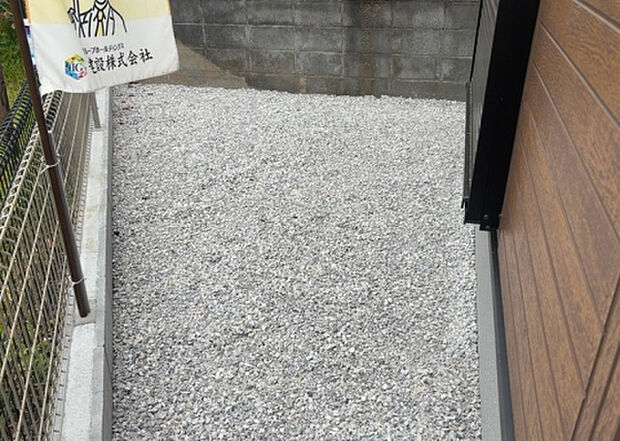 【庭】庭があることでガーデニングや家庭菜園はもちろん、こどもの遊び場やペットを放して遊ぶことができます。また、家の周囲に余裕があるということです。隣地との間があれば、十分な日当たりと、風通しが確保できます。