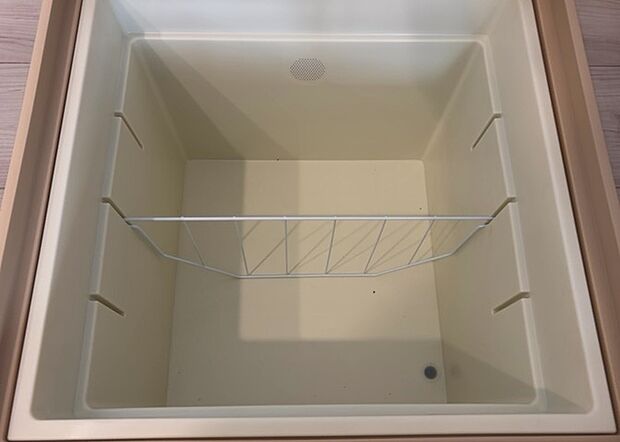 【キッチン床下収納】キッチン床下収納は、調理器具や食器などをスッキリと収納できる便利なスペースです。収納量が多いもの、引き出しがスムーズに開閉するものなど、使い勝手の良いものを選ぶことが大切です。また、湿気がこもりやすい場所なので、通気性の良いものを選ぶこともおすすめです。