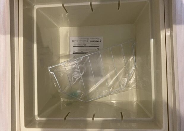 【キッチン床下収納】キッチン床下収納は、調理器具や食器などをスッキリと収納できる便利なスペースです。収納量が多いもの、引き出しがスムーズに開閉するものなど、使い勝手の良いものを選ぶことが大切です。また、湿気がこもりやすい場所なので、通気性の良いものを選ぶこともおすすめです。