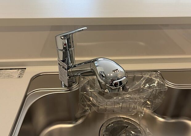 【キッチン水栓】キッチン水栓は、毎日必ず使うものだからこそ、使いやすさが重要です。シャワーヘッドの切り替えがスムーズか、吐水量が調節できるか、水しぶきが飛び散りにくい構造か、浄水機能が付いているかなど、日々の家事を快適にするための機能が数多くあります。また、デザインも多種多様なので、キッチン全体の雰囲気に合わせたものを選ぶことができます。