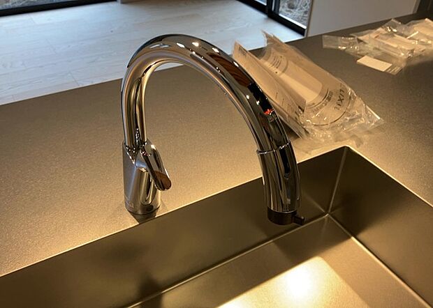 【キッチン水栓】キッチン水栓は、毎日必ず使うものだからこそ、使いやすさが重要です。シャワーヘッドの切り替えがスムーズか、吐水量が調節できるか、水しぶきが飛び散りにくい構造か、浄水機能が付いているかなど、日々の家事を快適にするための機能が数多くあります。また、デザインも多種多様なので、キッチン全体の雰囲気に合わせたものを選ぶことができます。